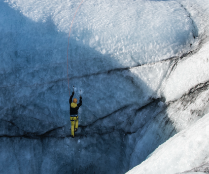 Alpiniste accroché à une paroi
