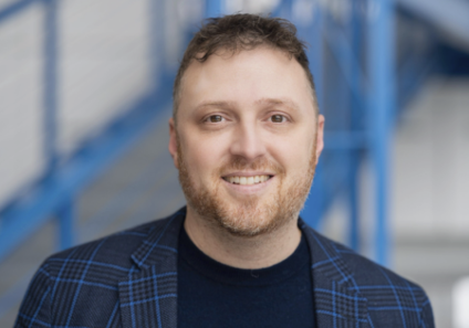 Portrait de Jean-François Bertholet, conférencier spécialiste du monde du travail et du développement du leadership et enseignant à HEC Montréal