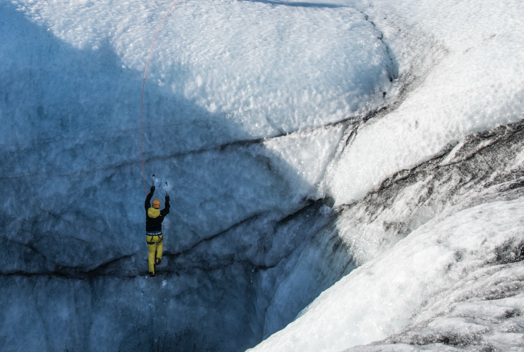 Alpiniste accroché à une paroi